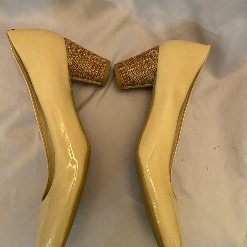 Stuart Weitzman Linden Patent Leather pump cream/tan shoe & cone heel size 9 1/2